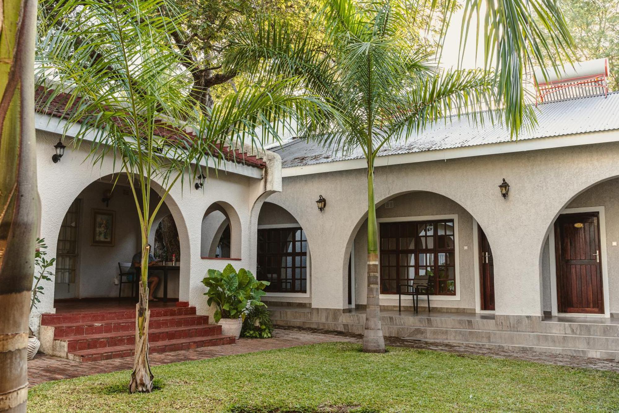 Jacaranda Lodge Victoria Falls Esterno foto
